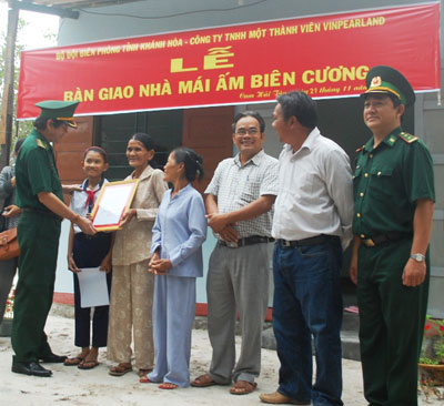 Đại tá Lê Như Hải, Chính ủy Bộ Chỉ huy Bộ đội Biên phòng tỉnh trao quyết định tặng nhà cho gia đình bà Phạm Thị Minh Kiều.