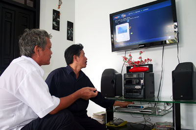  Cán bộ kỹ thuật VNPT Khánh Hòa lắp đặt MyTV cho khách hàng.