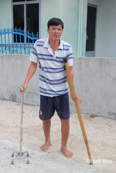 Sau lần bị nạn, thợ lặn Nguyễn Thành Long đi lại rất khó khăn.
