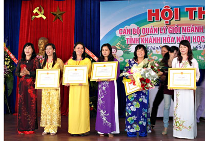 Bà Hoàng Thị Lý, Phó Giám đốc Sở Giáo dục và Đào tạo  trao giấy khen cho các cá nhân đoạt giải nhất.