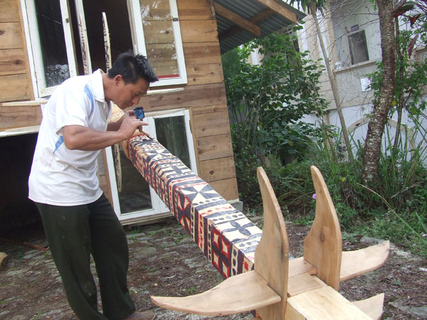 Tạo tác cây nêu chuẩn bị chương trình Triển lãm Tour du lịch Tây Nguyên – Đà Lạt 2014 tại Ga Đà Lạt.