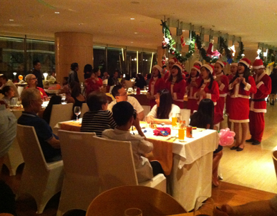Dàn đồng ca hát mừng Giáng sinh tạo không khí ấm áp cho du khách dự tiệc buffet tại khách sạn Sheraton.