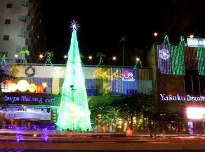 Một góc khu vực khách sạn Yasaka - Sài Gòn - Nha Trang rực rỡ ánh đèn