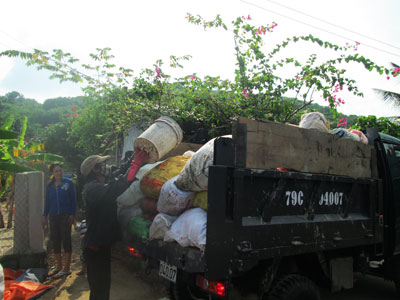Người dân có ý thức hơn trong việc giữ gìn vệ sinh môi trường đường làng, ngõ xóm (Ảnh chụp tại thôn Ngọc Diêm).