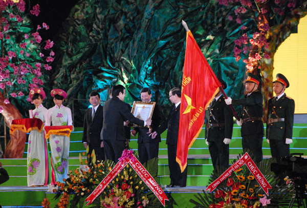 Chủ tịch nước Trương Tấn Sang trao Huân chương Độc lập hạng Ba cho thành phố Đà Lạt. 