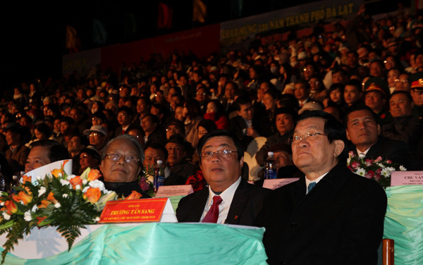 Chủ tịch nước Trương Tấn Sang (bìa phải) và Bí thư Tỉnh ủy Lâm Đồng Huỳnh Đức Hòa tại đêm khai mạc.