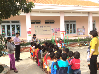 Đoàn công tác của Bộ Giáo dục - Đào tạo kiểm tra việc phổ cập giáo dục mầm non tại huyện Khánh Sơn.