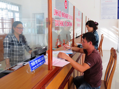 Người dân đến giao dịch tại bộ phận “một cửa” huyện Vạn Ninh.