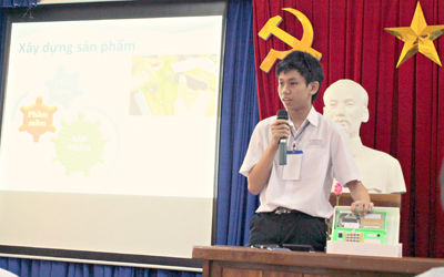 Học sinh Hoàng Trung Hiếu (lớp 11 chuyên Tin - Trường THPT chuyên Lê Quý Đôn) thuyết trình sản phẩm dự thi.