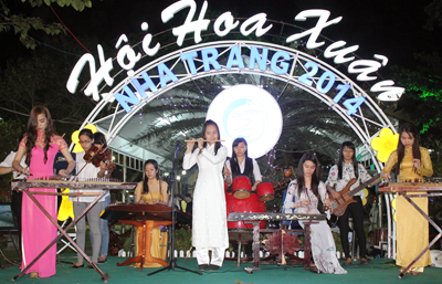 Chương trình văn hóa nghệ thuật dân tộc tổ chức hàng đêm tại Hội hoa Xuân