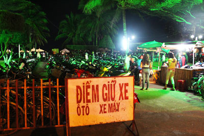 Đêm giao thừa, các điểm giữ xe dọc đường Trần Phú “chém” của khách từ 15.000 - 20.000 đồng/lượt. 