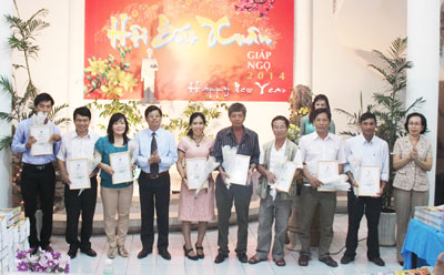 Đồng chí Nguyễn Tấn Tuân và đồng chí Nguyễn Thị Kiều trao giải thưởng cho các tác giả  có bài viết chất lượng trên 10  ấn phẩm xuân của Khánh Hòa.