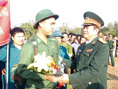 Đại tá Lê Văn Bình động viên thanh niên trước giờ  lên đường nhập ngũ.