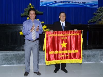 Thừa ủy quyền của Thủ tướng Chính phủ, ông Lê Thanh Quang trao cờ Đơn vị dẫn đầu phong trào thi đua năm 2012 của Chính phủ cho TAND TP. Nha Trang.