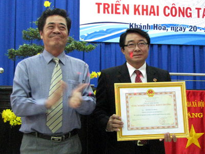 Ông Lê Thanh Quang trao quyết định tặng kỷ niệm chương Vì sự nghiệp tòa án cho Chánh án TAND tỉnh Khánh Hòa Nguyễn Văn Phước. 