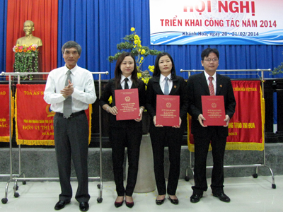 Ông Trần An Khánh trao quyết định bổ nhiệm thẩm phán sơ cấp nhiệm kỳ 2013- 2018 cho các thẩm phán. 