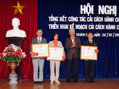 Thừa ủy quyền của Chủ tịch nước, đồng chí Nguyễn Chiến Thắng trao Huân chương Lao động hạng Ba cho 3 cá nhân của Sở Nội vụ.
