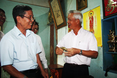 Ông Nguyễn Chiến Thắng (bìa phải) trao đổi với các xã viên. 