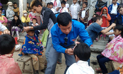 Đoàn viên thanh niên tổ chức cắt tóc miễn phí cho trẻ em xã Ninh Tây.