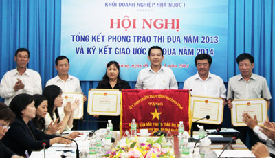 Lãnh đạo các đơn vị thuộc Khối thi đua DNNN 1 nhận cờ thi đua, bằng khen của UBND tỉnh.