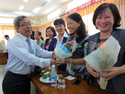 Ông Lê Xuân Thân tặng hoa chúc mừng các cán bộ nữ.