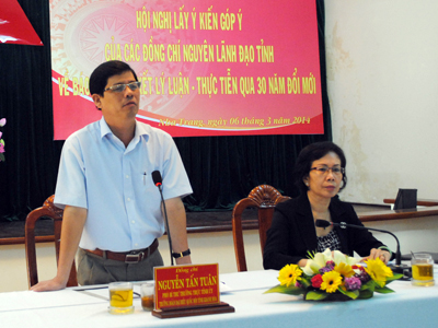 Ông Nguyễn Tấn Tuân tiếp thu các ý kiến để tổng hợp, hoàn thiện báo cáo. 
