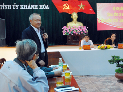 Ông Nguyễn Văn Tự, nguyên Ủy viên Trung ương Đảng,  Bí thư tỉnh ủy góp ý cho dự thảo báo cáo