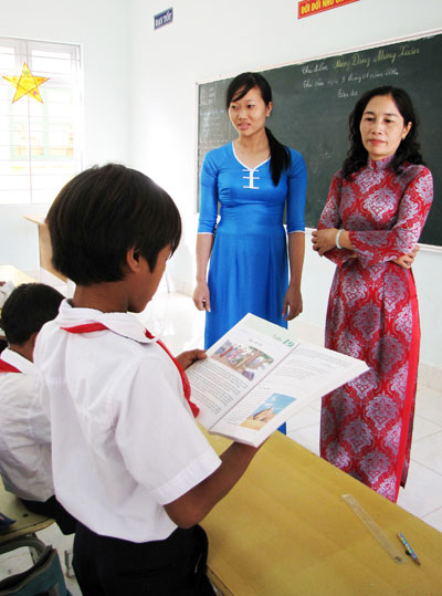 Cô Hương (bên phải) thường xuyên nắm bắt chất lượng dạy và học của các lớp. 