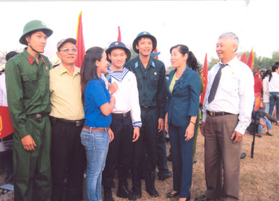  Đại diện lãnh đạo Hội Cựu chiến binh thành phố trong một lần gặp mặt, động viên thanh niên lên đường nhập ngũ.