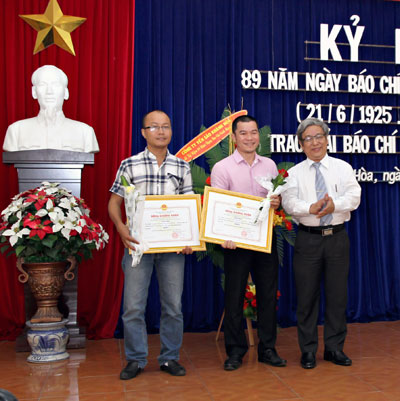 Đồng chí Lê Xuân Thân trao giải nhất cho các tác giả,  nhóm tác giả đạt giải. Ảnh: THÀNH AN