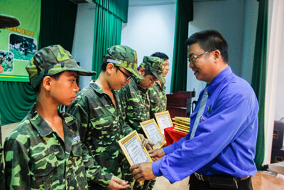 Anh Võ Hoàn Hải, Bí thư Tỉnh đoàn trao giấy chứng nhận cho các học viên.