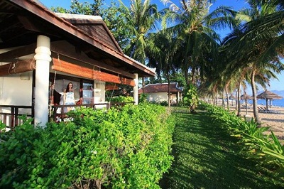 Khu nghỉ mát Ana Mandara nằm ngay bên bờ biển Nha Trang.