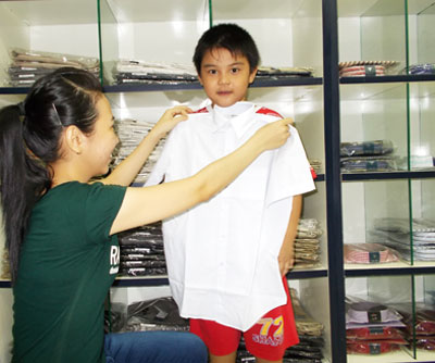 Nhiều phụ huynh chọn mua đồng phục học sinh may sẵn cho con em mình. 