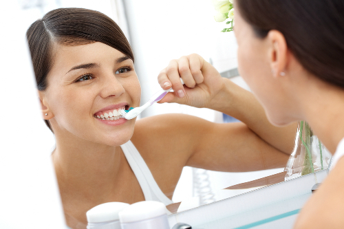 Đánh răng là điều cần thiết để làm sạch vệ sinh răng miệng.