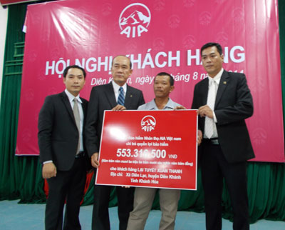 Công ty Bảo hiểm nhân thọ AIA Việt Nam chi trả quyền lợi cho khách hàng.