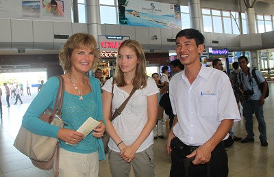 Bà Annet Herfkens và con gái tại sân bay Cam Ranh.