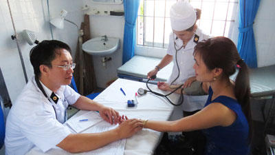 Y, bác sĩ của Bệnh viện Quân y 87 khám bệnh cho người dân trên đảo Bình Ba.