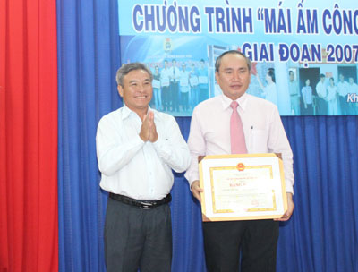 Đại diện Liên đoàn Lao động tỉnh nhận bằng khen của UBND tỉnh.