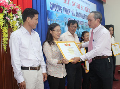 Ông Nguyễn Hoà - Chủ tịch Liên đoàn Lao động tỉnh trao bằng khen cho các tập thể cá nhân có nhiều thành tích xây dựng quỹ.