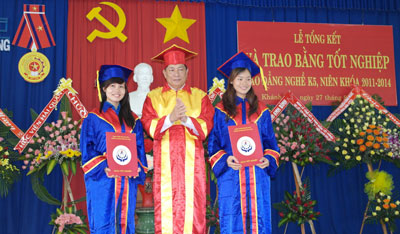 Ông Trần Văn Hải - Hiệu trưởng nhà trường trao bằng tốt nghiệp cho sinh viên xuất sắc.