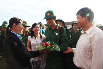 Các ban, ngành động viên thanh niên huyện Diên Khánh lên đường nhập ngũ năm 2013.