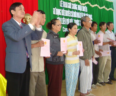 Trao giấy chứng nhận quyền sử dụng đất tại xã đảo Cam Bình, TP. Cam Ranh.
