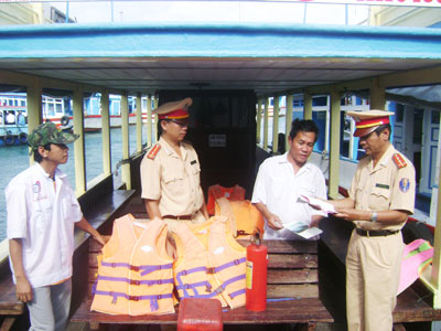 Lực lượng Cảnh sát giao thông đường thủy kiểm tra các điều kiện vận tải khách tại Bến tàu du lịch Cầu Đá.