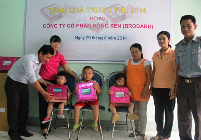 Đại diện Báo Thanh Niên trao bánh Trung thu của Công ty CP Bông Sen gửi tặng con em cán bộ, nhân viên Chi đội Kiểm ngư số 4.