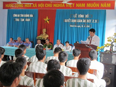 Ông Nguyễn Văn Phước - Chánh án Tòa án nhân dân tỉnh đọc quyết định giảm thời hạn chấp hành án phạt tù.