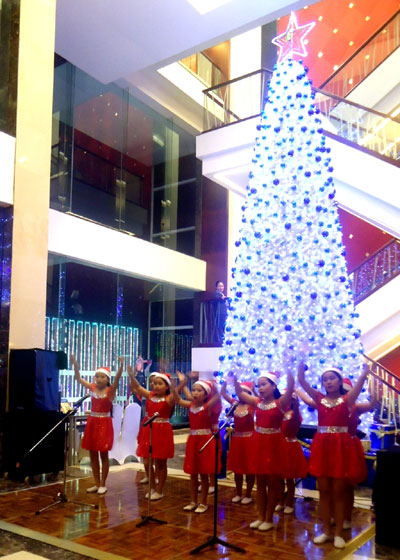 Biểu diễn văn nghệ tại Lễ thắp sáng cây thông Noel Giáng sinh 2013