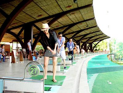 Khách du lịch tập đánh golf ở Khu Du lịch Hòn Tằm Merperle. 