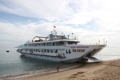  Du thuyền Sun Dream tại bãi biển trước sân bóng Thanh Niên.