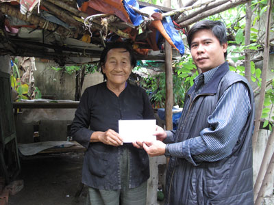 Đại diện Báo Khánh Hòa trao tiền ủng hộ cho cụ Phúc.