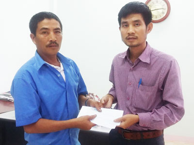 Đại diện Báo Khánh Hòa (bìa phải) trao tiền ủng hộ cho gia đình  chị Nguyễn Thị Gái.